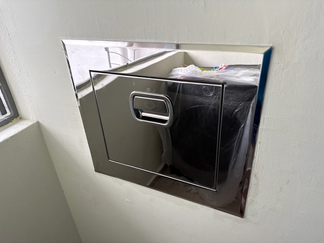 Rubbish chute hopper door, yellow panel